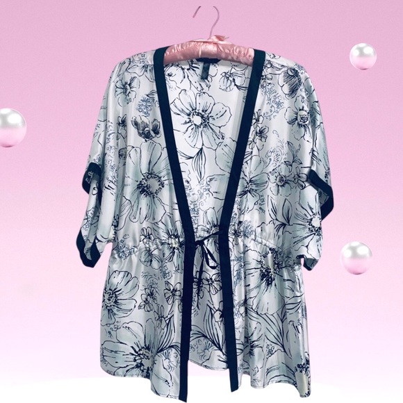 SOMA SILK KIMONO ROBE BLACK AND WHITE FLORAL KIMONO ROBE COVERUP - Picture 11 of 11